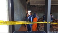 AM (33) guru cabul di Batang dibawa untuk mengikuti olah TKP di lokasi kejadian. Dalam olah TKP tersebut AM menunjukkan tiga lokasi pencabulan dan perkosaan. (Foto: Robby Bernardi/detikJateng)