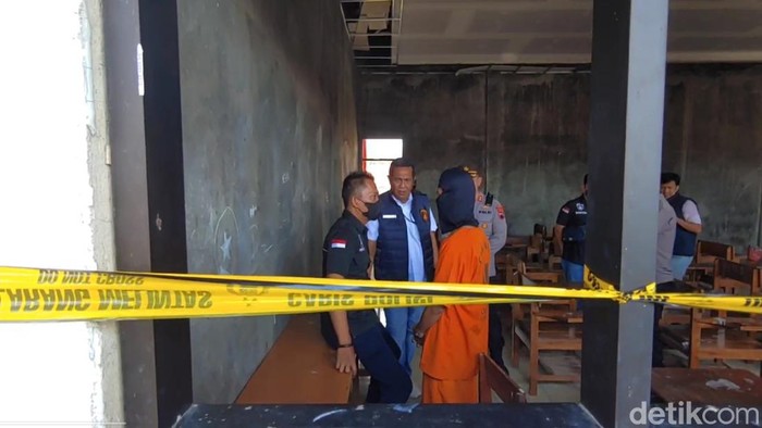 Guru cabul AM (33) guru cabul di Gringsing, Batang dibawa untuk mengikuti olah tempat kejadian perkara (TKP) di lokasi kejadian yakni di di SMP N 1 Gringsing, Batang.