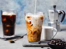 Lagi Tren! Ini Nih 4 Manfaat Sehat Kombinasi Kopi dan Santan