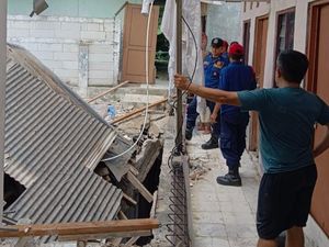 Bruukk!! Rumah Indekos di Pancoran Jaksel Roboh, Penghuni Selamat