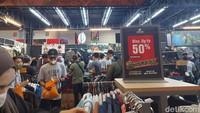 Semenjak hari pertama, pengunjung telah memadati festival outdoor terbesar di Indonesia ini.