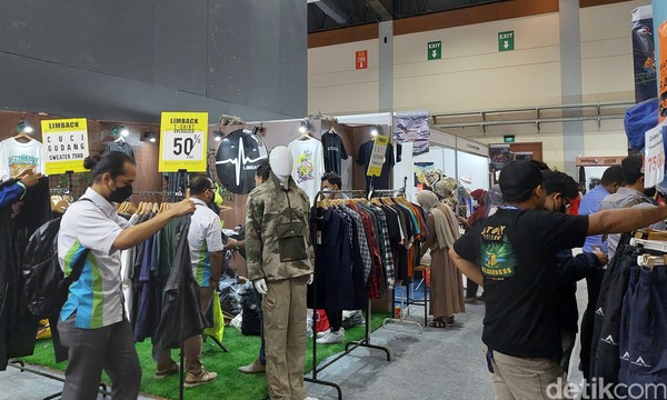 Festival outdoor Indofest kembali digelar setelah tertunda selama 2 tahun. Banyak promo yang bisa traveler nikmati, diskon hingga 70%. Festival outdoor Indofest kembali digelar setelah tertunda selama 2 tahun. Banyak promo yang bisa traveler nikmati, diskon hingga 70%.