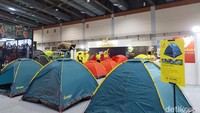 Beragam barang perlengkapan outdoor memenuhi kawasan Indofest. Salah satunya tenda kembah ini yang harganya mulai Rp 150 ribu.