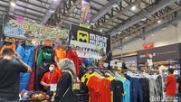  Puluhan brand ternama mejeng di Indofest. Sebut saja Eiger, Consina, Arei diskon hingga 50%. Ada brand To the Moon yang menjual Hammock dengan harga Rp 300 ribu untuk single dan Rp 350 yang double.