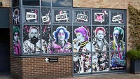 Masih dari Inggris, ada mural keren dari sejumlah musisi seperti, Bob Dylan, Andy Weatherall, David Bowie, John Lydon, John Lennon dan juga Tony Wilson. Mural ini mejeng di kawasan London, pada 28 Juni 2022 lalu.