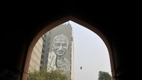 Sebuah gedung dari markas kepolisian Delhi, India, menampilkan mural dengan sosok Mahatma Gandhi pada 30 Januari 2014. Mural tersebut dibuat oleh seniman grafiti asal Jerman Hendrik Beikirch.