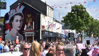 Pertama, ada mural dari Ratu Elizabeth II yang mejeng di Belfast, Inggris, pada 4 Juni 2022 lalu. Mural itu dibuat untuk menandari peringatan 70 tahun aksesi Ratu pada 6 Februari 1952.