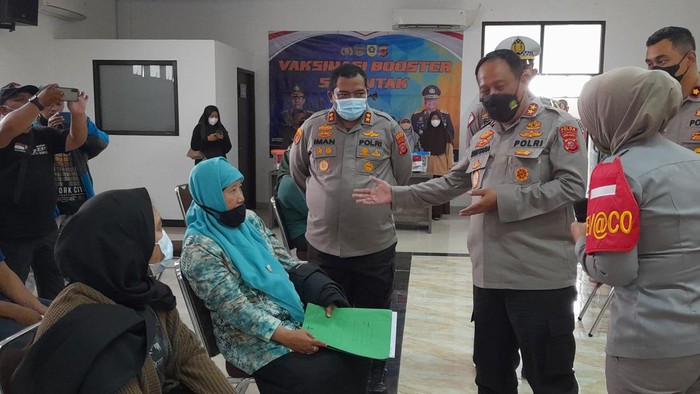 Irjen Suntana saat meninjau vaksinasi di Mapolres Bogor.