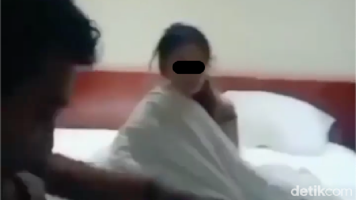 Istri polisi di Sumsel digerebek suami saat berduaan di hotel bersama selingkuhan.