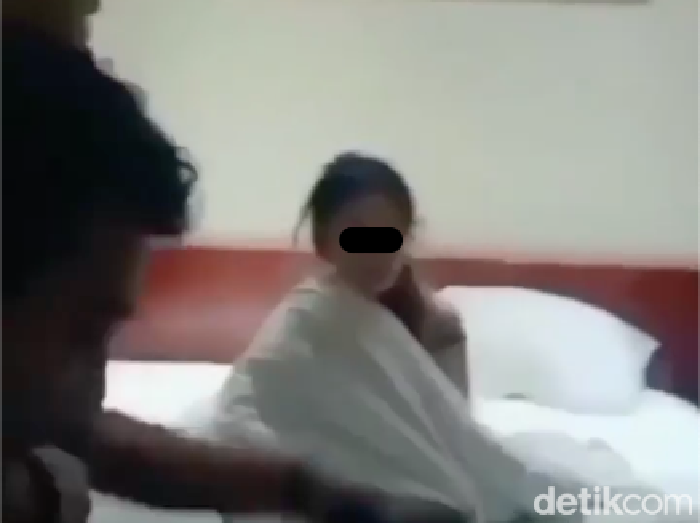 Istri polisi di Sumsel digerebek suami saat berduaan di hotel bersama selingkuhan.