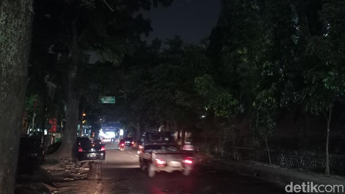 Jalan Siliwangi yang minim lampu penerangan.