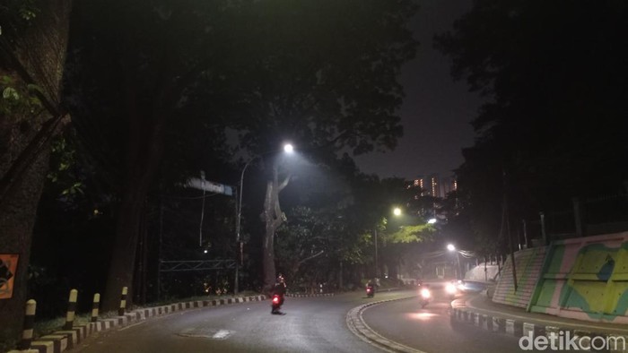 Jalan Siliwangi yang minim lampu penerangan.