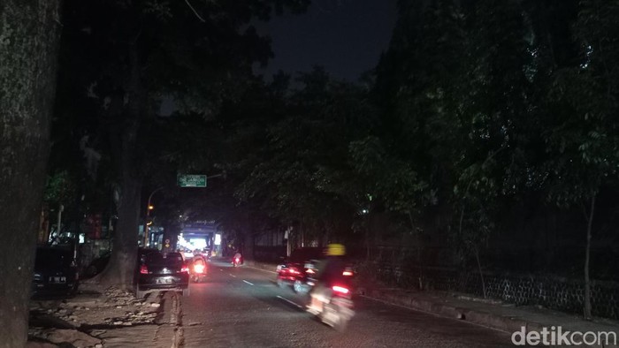 Jalan Siliwangi yang minim lampu penerangan.