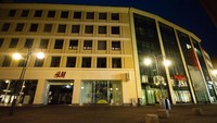 Sejumlah toko mematikan lampu untuk menghemat energi, di pusat kota Cologne, Jerman, Selasa (30/8/2022). Tarif listrik di Eropa terus naik memecahkan rekor baru.