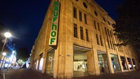 Department store Kaufhof yang terlihat gelap tanpa lampu. Para pengusaha khawatir mereka harus menghentikan operasi secara berkala selama musim dingin jika pasokan listrik terbatas.