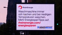 Papan iklan dari Rhine erngie AG yang memberikan tips tentang cara menggunakan mesin cuci secara akurat untuk menghemat energi.