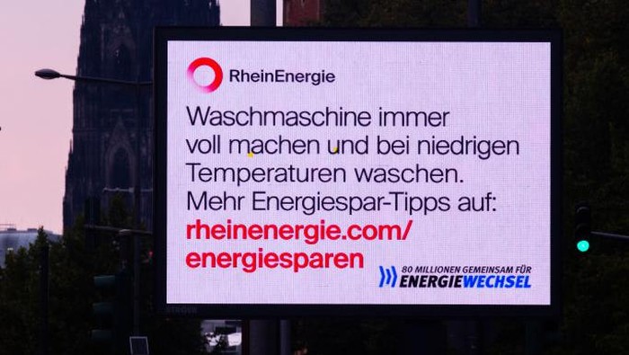 Jerman Krisis Energi A public advertise from Rhine erngie AG about how to use washing maschine acurately in order to saving energy is seen in Cologne, Germany on August 30, 2022 (Photo by Ying Tang/NurPhoto via Getty Images)