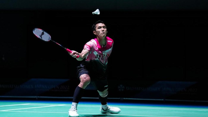 OSAKA, JAPAN - AUGUST 31: Jonatan Christie of Indonesia competes in the Mens Singles First Round match against Mark Caljouw of The Netherlands during day two of Daihatsu Yonex Japan Open at Maruzen Intec Arena Osaka on August 31, 2022 in Osaka, Japan. (Photo by Shi Tang/Getty Images)