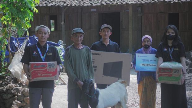 Pasutri Wagiyem dan Warjito hidup bersama anak mereka Aris, yang mengalami kebutaan. Kini, kebahagiaan mereka bertambah setelah mendapatkan TV baru.