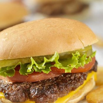 kakek pertama kali makan burger mcd