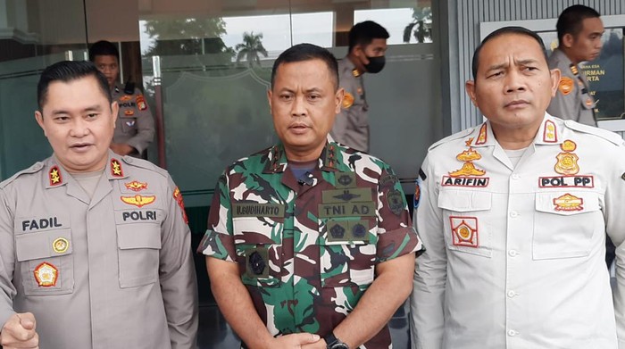 Kapolda Metro Jaya Irjen Fadil Imran (kiri) menyatakan situasi Jakarta aman di tengah isu kenaikan harga BBM.
