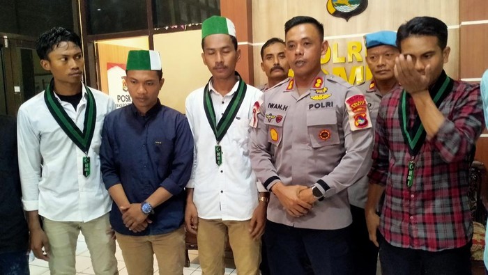 Kapolres Dompu AKBP Iwan Hidayat bertemu mahasiswa usai terjadi bentrok di Kantor DPRD Dompu, Kabupaten Dompu, NTB, Kamis (1/9/2022).