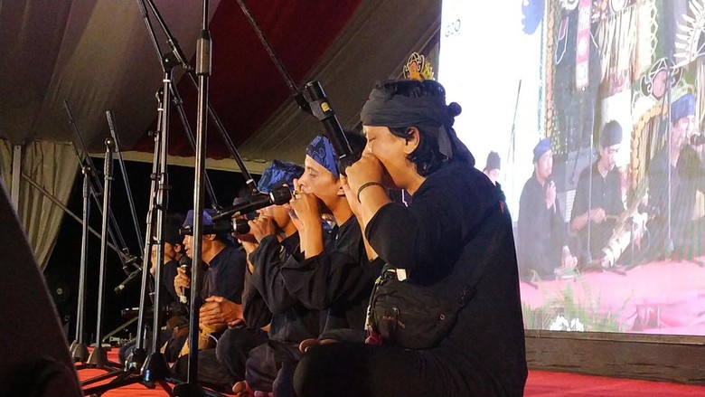 Karinding, alat musik tradisional khas Jawa Barat, menghipnotis penonton saat tampil dalam rangkaian hari konservasi alam nasional (HKAN), di kawasan Taman Nasional Bali Barat (TNBB), Rabu (31/8/2022) malam.