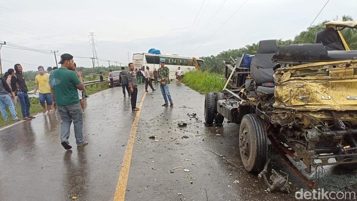 Kecelakaan maut antara Bus Pelangi vs truk di Rokan Hilir.