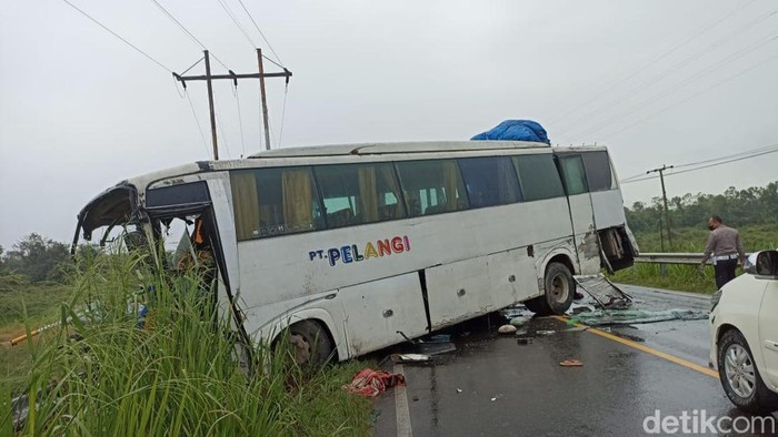 Kecelakaan maut antara Bus Pelangi vs truk di Rokan Hilir.
