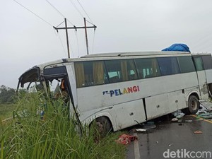 Kecelakaan Maut Bus Pelangi Vs Truk di Rokan Hilir, Sopir Bus Tewas