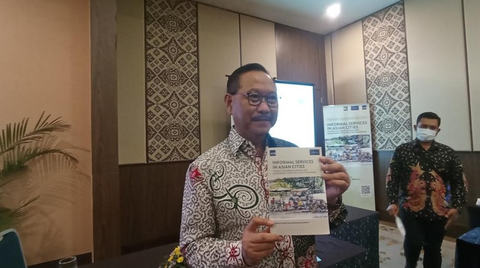 Kepala Otorita IKN Bambang Susantono menunjukkan buku Informal Services in Asian Cities: Lessons for Urban Planning and Management from the COVID-19 Pandemic usai peluncuran di BNDCC.