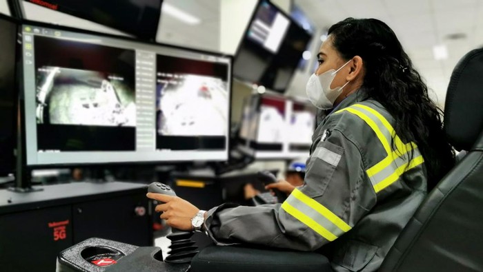 Robot dan Wanita Hiasi Tambang Freeport Robot dan Wanita Hiasi Tambang Freeport
