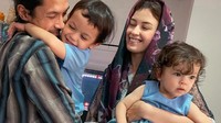 Diketahui, kedua anak Kimberly lahir dengan tanggal yang cantik dan hanya beda satu tahun. Kedua anak Kimberly bernama Ryden Starlight Akbar dan Aisyah Moonlight Akbar. (Foto: Instagram Kimberly Rider)