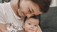 Meski sudah melewati proses melahirkan anak kedua, istri dari aktor Edward Akbar ini nampak segar bugar dan awet muda. (Foto: Instagram Kimberly Rider)