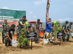 Kurangi Emisi Karbon, Pupuk Kaltim Gandeng KOSTRAD Tanam 10 Juta Pohon