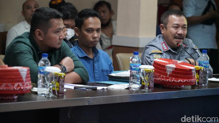 Komisaris Sam Air Kapten Pupung (baju hiijau), Direktur Perumda Ellung Mangenre Bone Dirga Baso, dan Kabid Lalu Lintas Dishub Sulsel Aruddini saat rapat pengoperasian Bandara Arung Palakka.