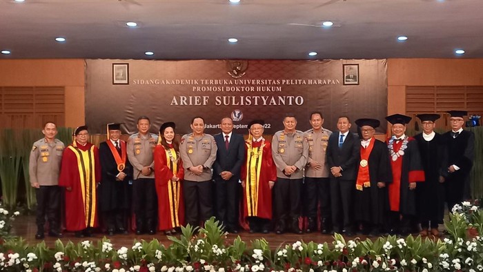 Komjen Arief Raih Gelar Doktor