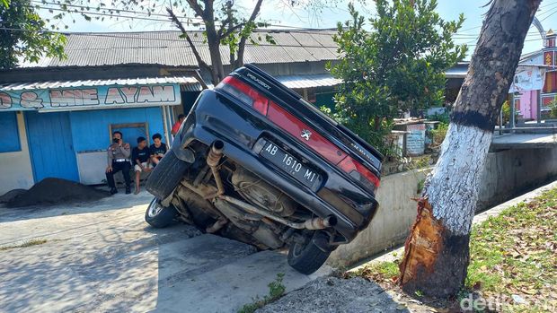 Kondisi mobil sedan yang terperosok di selokan di Jalan Jenderal Sudirman, Kelurahan Bulakrejo, Sukoharjo, Kamis (1/9/2022).