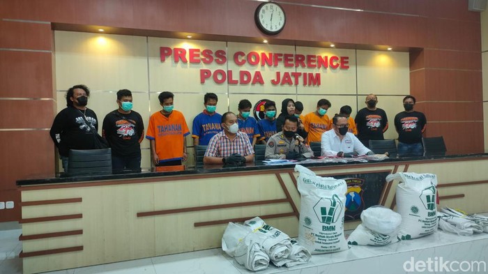Konferensi pers gelar kasus penggelapan gula rafinasi di Polda Jatim