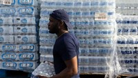 Tumpukan air mineral kemasan disiapkan untuk warga Mississippi. Oleh karena itu, Pemerintah negara bagian Mississippi, Amerika Serikat (AS) menerapkan status darurat krisis air bersih.