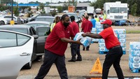 Salvation Army of Jackson dan Walmart mendistribusikan air minum kemasan di lokasi Walmart.