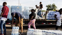 Kegagalan sistem pengolahan air dari kerusakan infrastruktur O.B. Curtis Water Plant yang telah berlangsung lama, serta banjir yang terjadi di Sungai Pearl pada pekan ini disebut menjadi penyebab krisis air bersih.