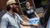 Para pejabat memperingatkan semua 150.000 orang di Jackson dan 30.000 lainnya di masyarakat sekitar untuk tidak minum air keran tanpa merebusnya terlebih dahulu.