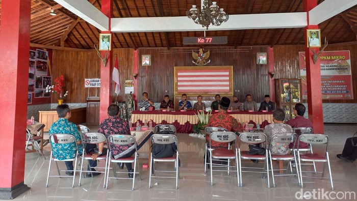 Audiensi terkait keluhan bau limbah PT Arena Agro Andalan (AAA) di Pendapa Kecamatan Ngadirojo, Kamis (1/9/2022)