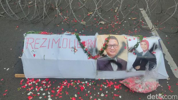 Mahasiswa demo total BBM naik bawa keranda