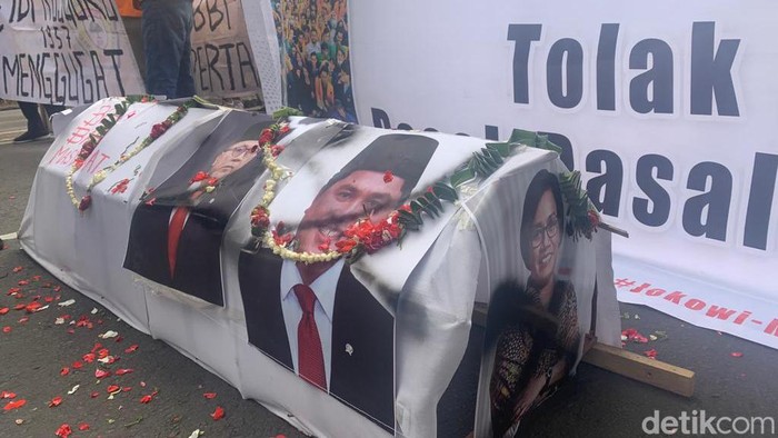 Mahasiswa demo total BBM naik bawa keranda