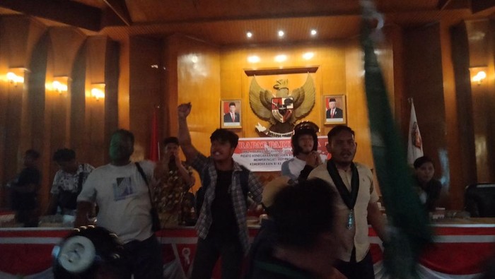 Mahasiswa saat masuk ke ruang paripurna DPRD Asahan (Perdana/detikSumut)