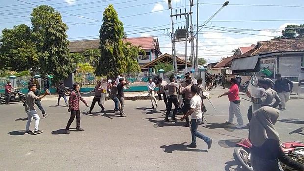 Mahasiswa terlibat bentrok dengan polisi saat demo penolakan kenaikan harga BBM di Kantor DPRD Dompu, Kabupaten Dompu, NTB, Kamis (1/9/2022). 1