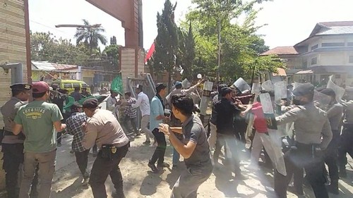 Mahasiswa terlibat bentrok dengan polisi saat demo penolakan kenaikan harga BBM di Kantor DPRD Dompu, Kabupaten Dompu, NTB, Kamis (1/9/2022).