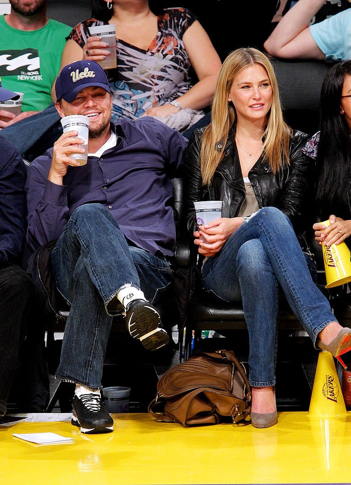 Mantan Pacar Leonardo DiCaprio LOS ANGELES, CA - APRIL 27: Bar Refaeli (R) and Leonardo DiCaprio attend a game between the Oklahoma City Thunder and the Los Angeles Lakers at Staples Center on April 27, 2010 in Los Angeles, California. (Photo by Noel Vasquez/Getty Images)